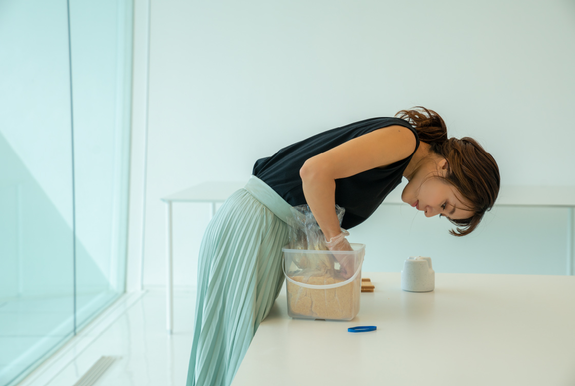作ったみその袋の空気をしっかり抜く