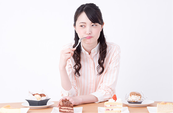 写真:甘い物を食べ過ぎてしまう